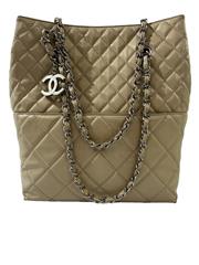 CHANEL BEIGE QUILTED PATENT LEATHER IN THE BUSINESS NORTH/SOUTH BAG (ule)